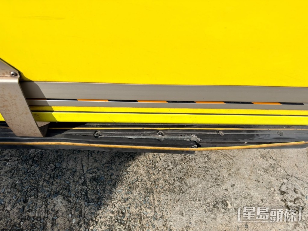 到場救護車入村時因路窄,左車身輕微損毀。梁國峰攝 到場救護車入村時因路窄,左車身輕微損毀。梁國峰攝