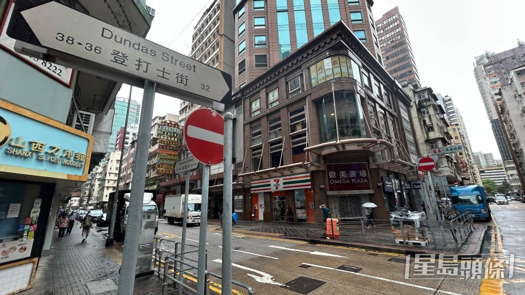 事主在登打士街的7-11便利店對開報警求助。蔡楚輝攝 事主在登打士街的7-11便利店對開報警求助。蔡楚輝攝