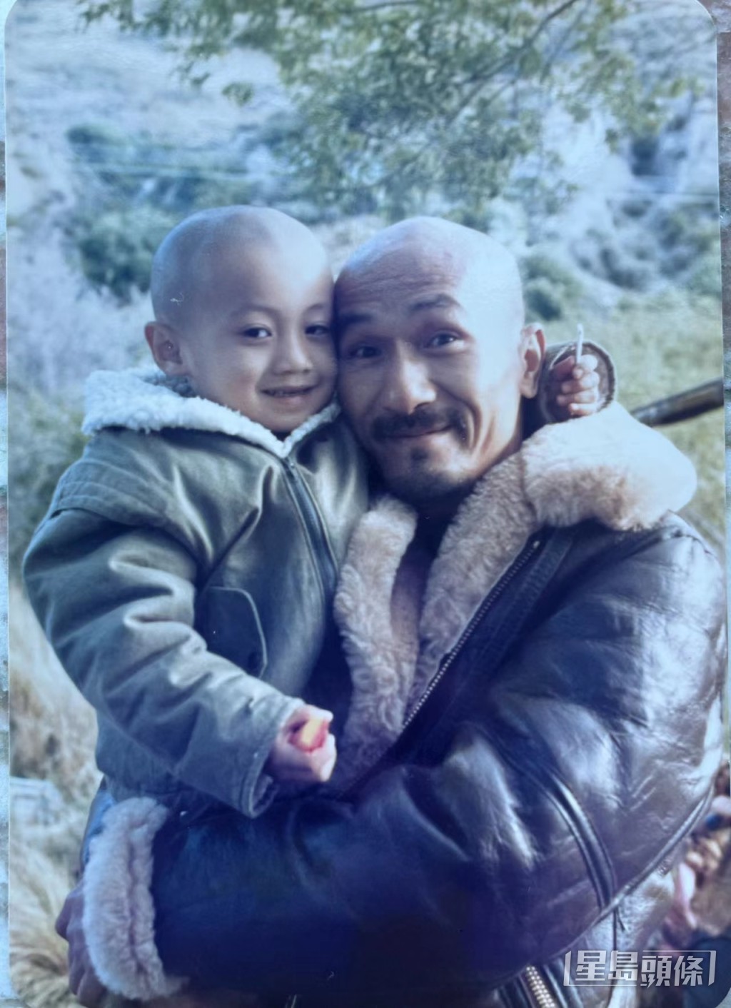 為配合演麥嘉兒子，王嘉明多次剃頭做「光頭仔」，好彩長大後頭髮好濃密。