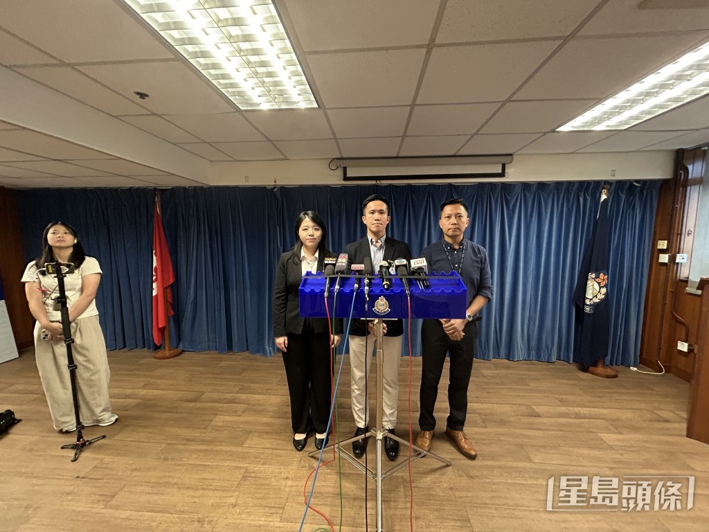 警方油尖警區刑事調查總督察李祈晉(圖中)、油尖警區刑事調查隊督察蘇倩怡(圖左)及尖沙咀分區特遣隊署理督察劉秉昌講述案情。林思明攝 警方油尖警區刑事調查總督察李祈晉(圖中)、油尖警區刑事調查隊督察蘇倩怡(圖左)及尖沙咀分區特遣隊署理督察劉秉昌講述案情。林思明攝