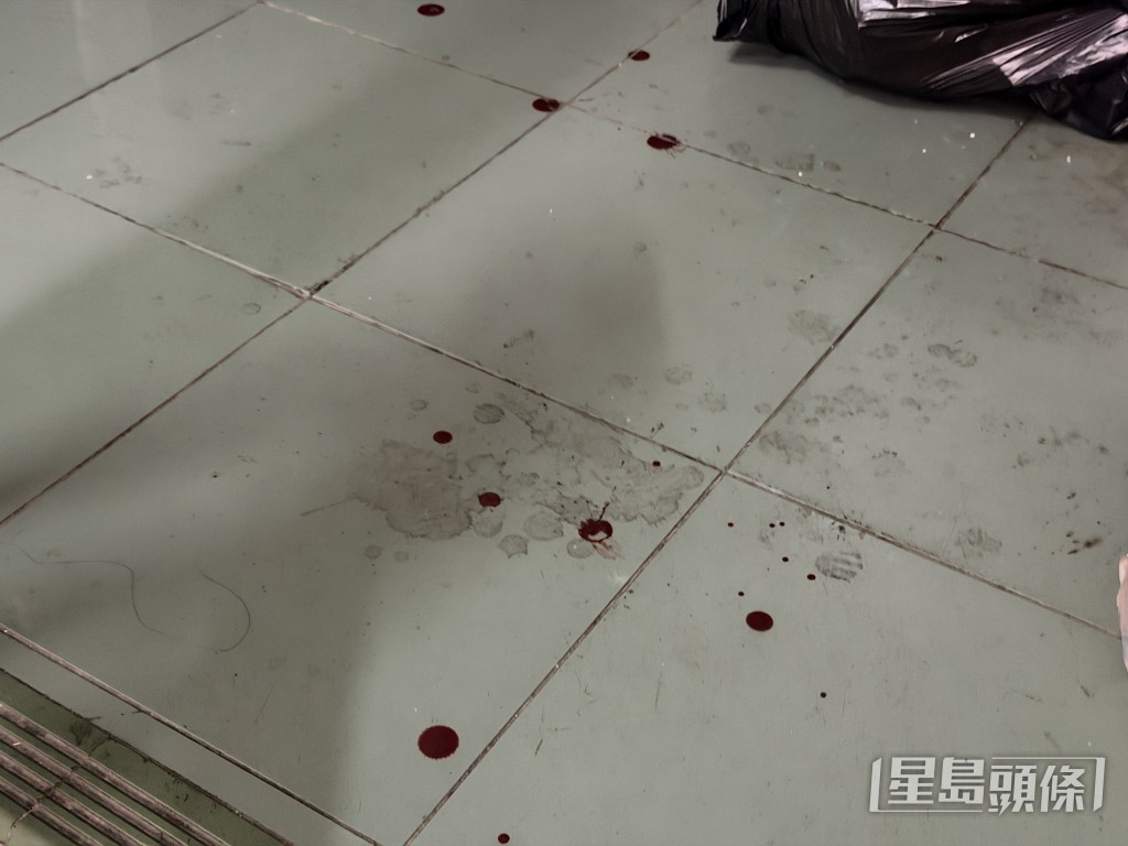 現場單位外遺下血迹。梁國峰攝