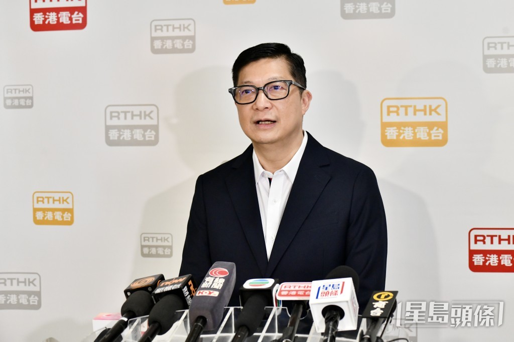 鄧炳強重申不會設禁書名單,指當局不會「便宜」犯法的人,強調「唔好以為改咗個名就走得甩」。盧江球攝 鄧炳強重申不會設禁書名單,指當局不會「便宜」犯法的人,強調「唔好以為改咗個名就走得甩」。盧江球攝