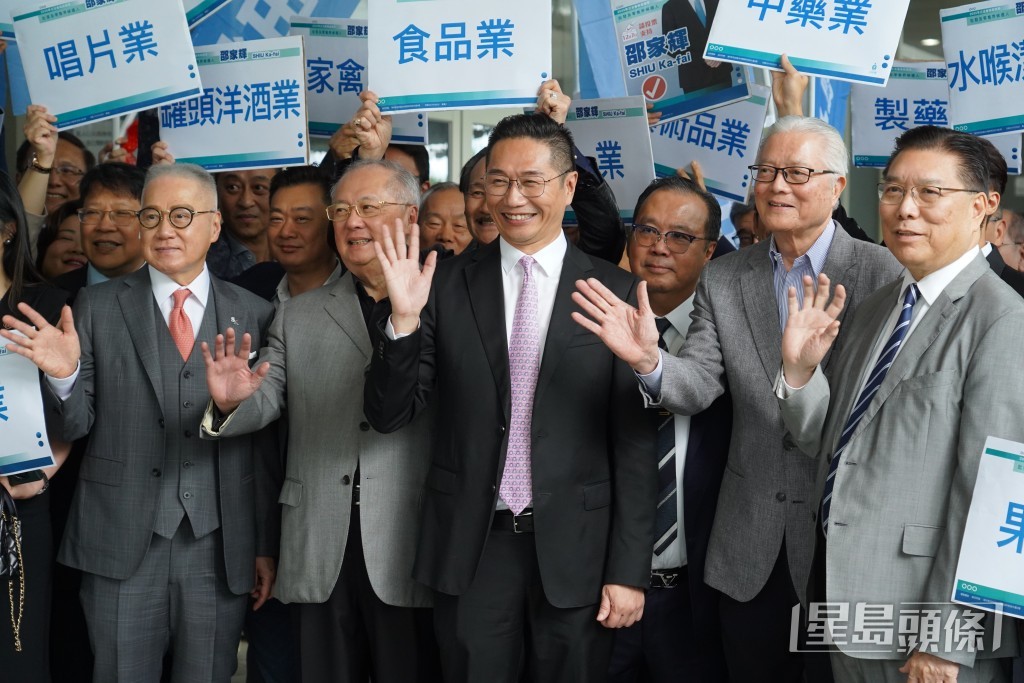 邵家輝報名參選獲大批業界支持。 邵家輝報名參選獲大批業界支持。