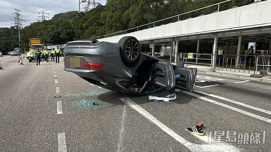 肇事私家車四輪朝天。劉漢權攝