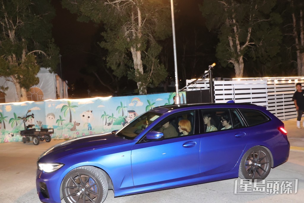 方皓玟與同行友人駕車離開。