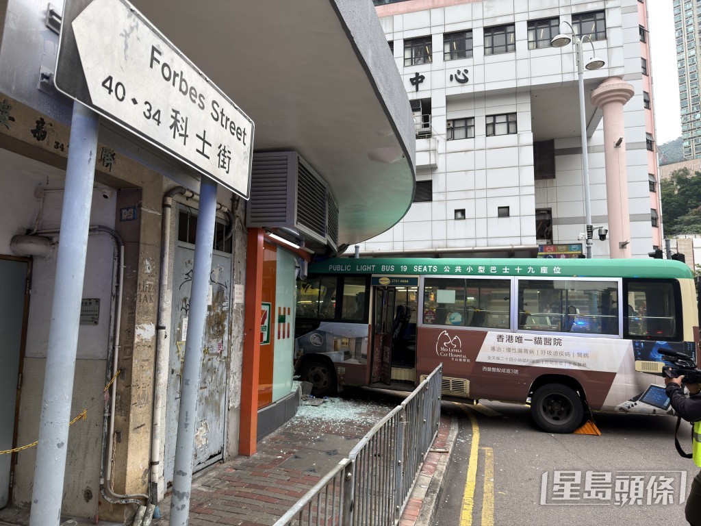 小巴衝上行人路猛撼便利店櫥窗玻璃。 小巴衝上行人路猛撼便利店櫥窗玻璃。