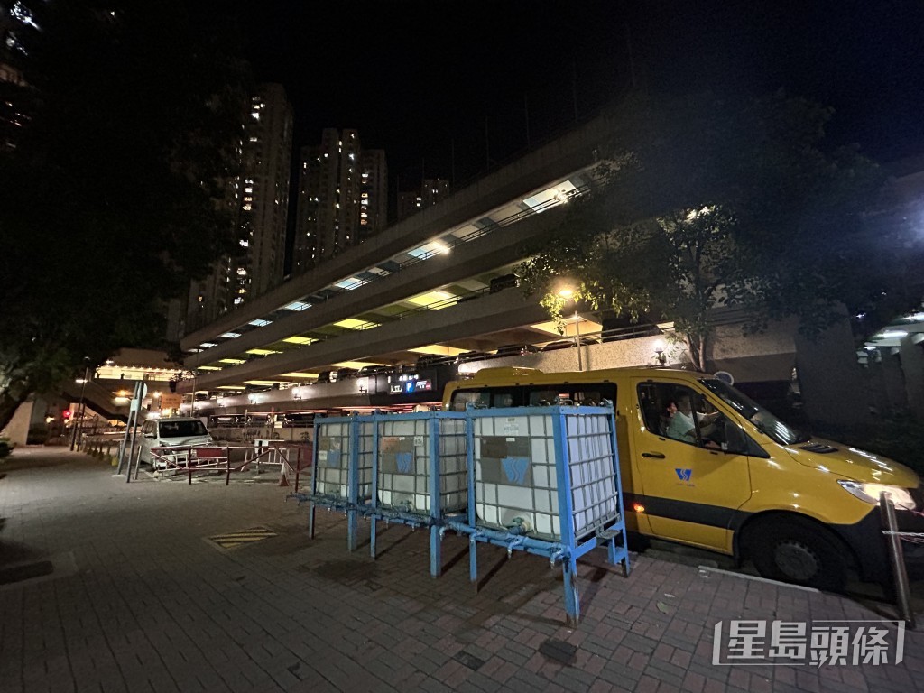 水務署調派水箱到場協助居民。 水務署調派水箱到場協助居民。