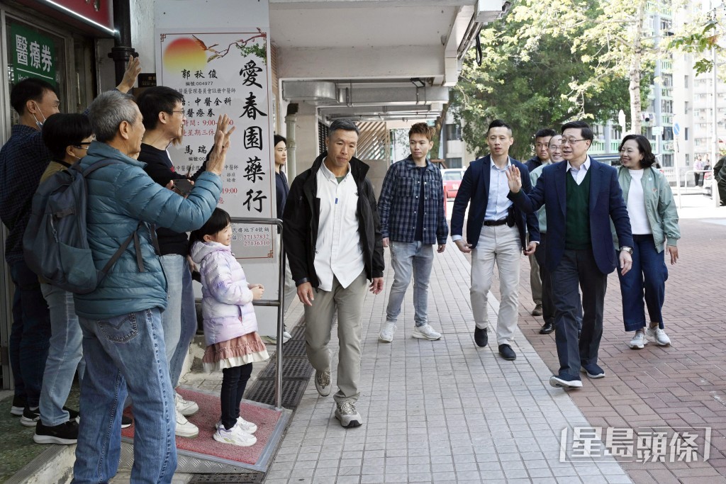 李家超(右二)落区何文田爱民邨。苏正谦摄 李家超(右二)落区何文田爱民邨。苏正谦摄