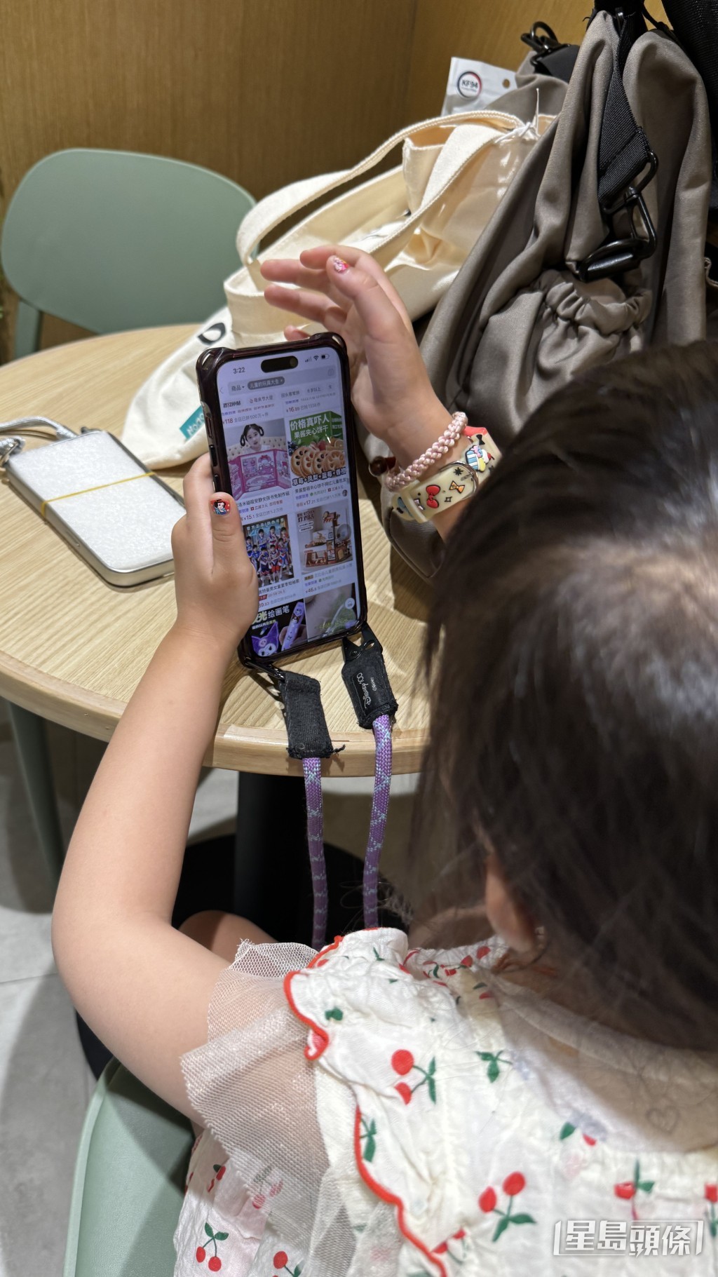 6歲小黃妃原來最愛睇網上直播購物,而非卡通片。 6歲小黃妃原來最愛睇網上直播購物,而非卡通片。