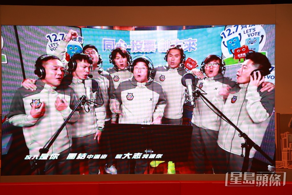 阿倫率明星足球隊唱歌。