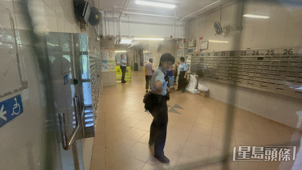 警員在大廈內調查。