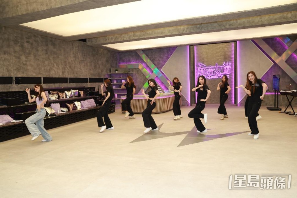 學員跟YS韓國偶像學院（香港）首席導師Lenna T.跳舞。