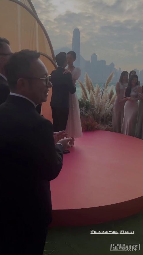 王令塵在賓客慫恿下,想親吻游天翼。 王令塵在賓客慫恿下,想親吻游天翼。