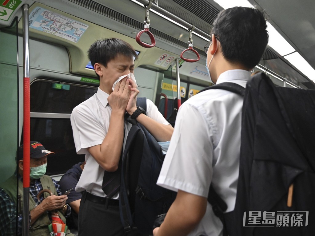 打噴嚏或咳嗽時應掩着口鼻。資料圖片 打噴嚏或咳嗽時應掩着口鼻。資料圖片