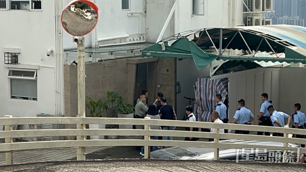 大批警员到场调查。杨伟亨摄