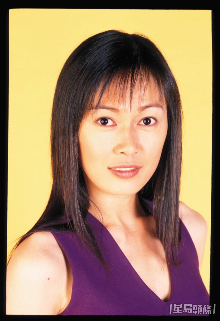 姚莹莹于第八期艺员进修班毕业后签约TVB，当年更是力棒的五美其中之一。