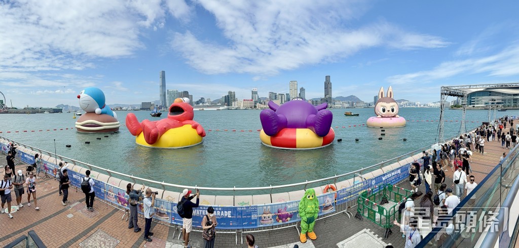多啦A夢、KAWS & 芝麻街(Elmo)、滑嘟嘟及 LABUBU 巨型海上充氣雕塑正式亮相。 多啦A夢、KAWS & 芝麻街(Elmo)、滑嘟嘟及 LABUBU 巨型海上充氣雕塑正式亮相。