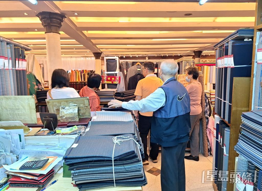 有老店主不捨結束家業,月虧5000元苦撐。 有老店主不捨結束家業,月虧5000元苦撐。