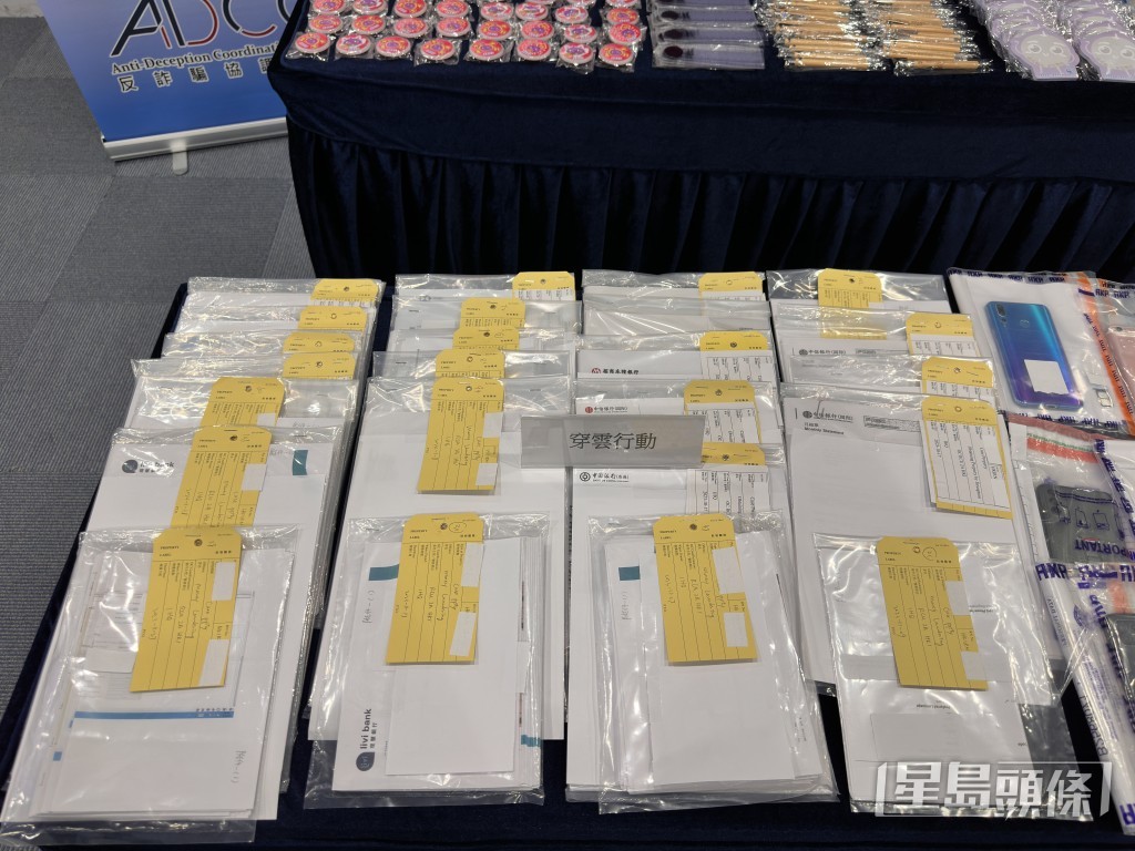 警方展示案件中证物。梁国峰摄