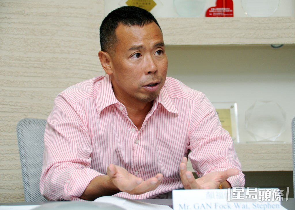顏福偉是白花油藥廠創辦人顏玉瑩之子。