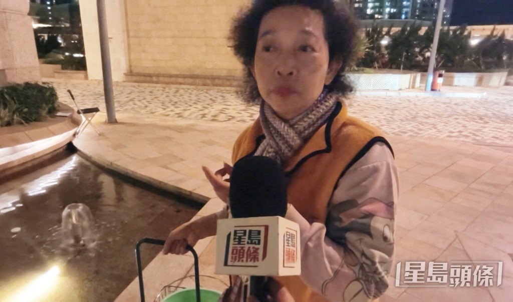 居民古太表示僅僅自己在家,一度只能「螞蟻搬家」取水回家洗澡。 居民古太表示僅僅自己在家,一度只能「螞蟻搬家」取水回家洗澡。