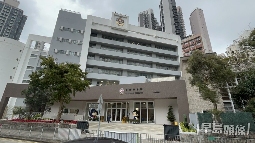 現場一名女校工表示，校方職員正在開會。楊偉亨攝