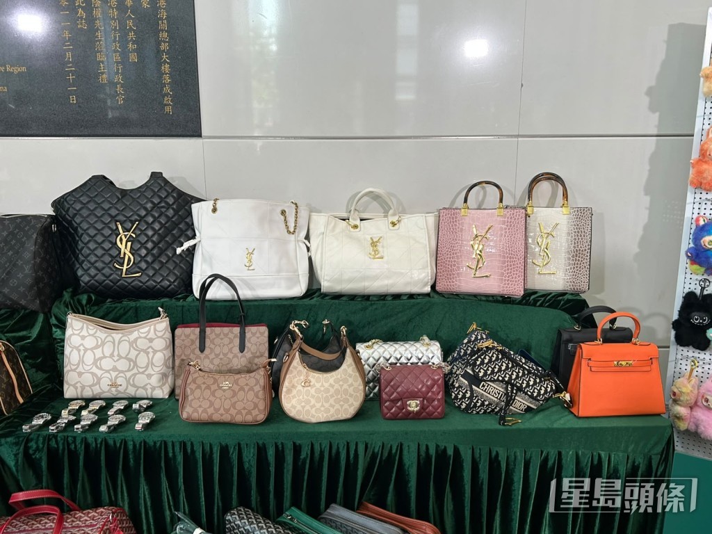 海關檢獲一批冒牌手袋。 海關檢獲一批冒牌手袋。