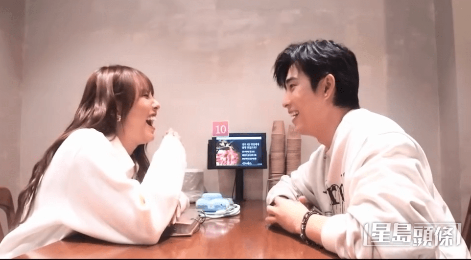Alice和Phoebus深情對望。 Alice和Phoebus深情對望。