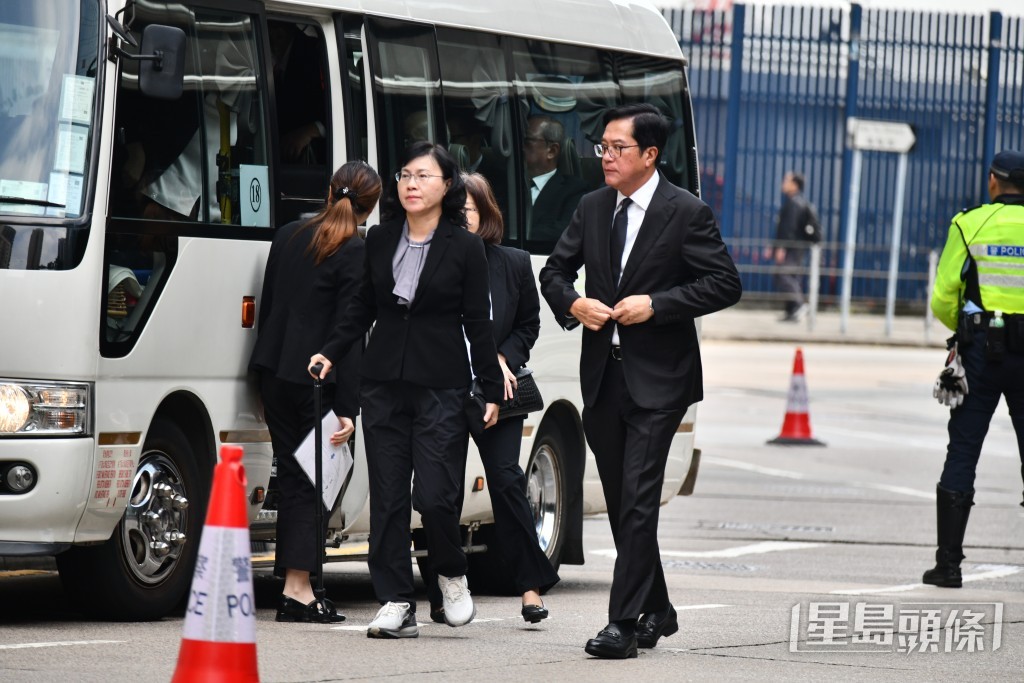 财政司副司长黄伟纶、运物局长陈美宝等政府高官抵达。 财政司副司长黄伟纶、运物局长陈美宝等政府高官抵达。