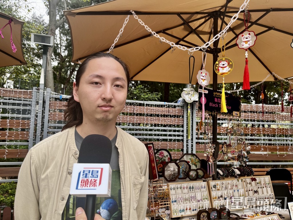 售賣蘇州刺繡傳統手工藝品的檔主David。 售賣蘇州刺繡傳統手工藝品的檔主David。