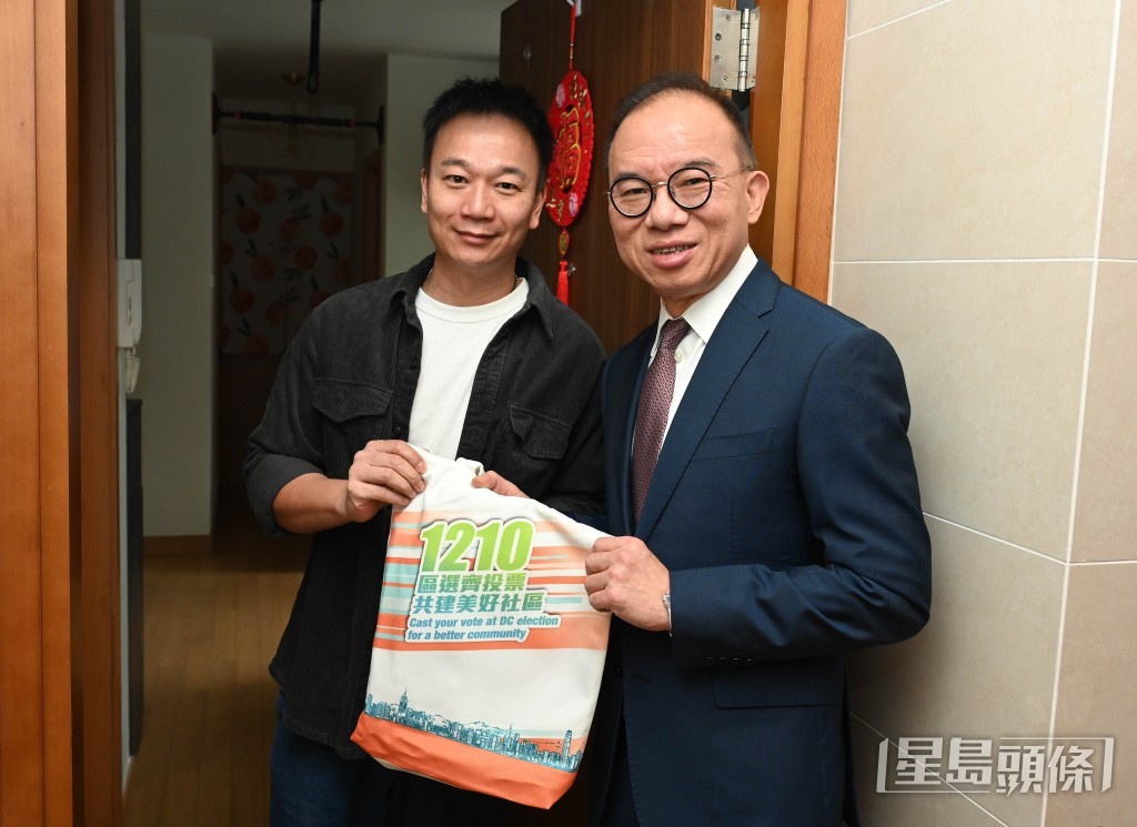 曾国衞（右）亲身呼吁投票。政制及内地事务局FB图片