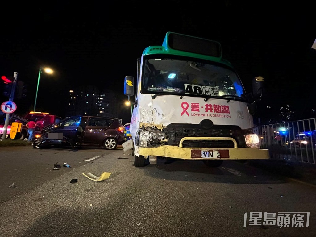 小巴泵把及車燈受損。 小巴泵把及車燈受損。