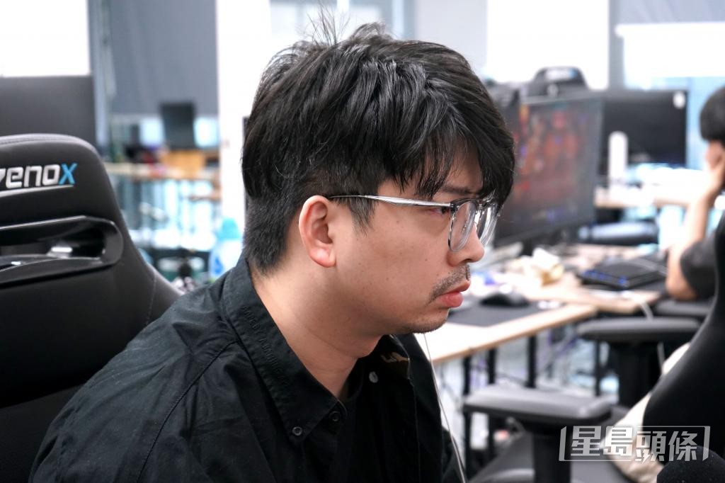 每场游戏格斗过程不足两分钟，叶文豪聚精会神「应战」。