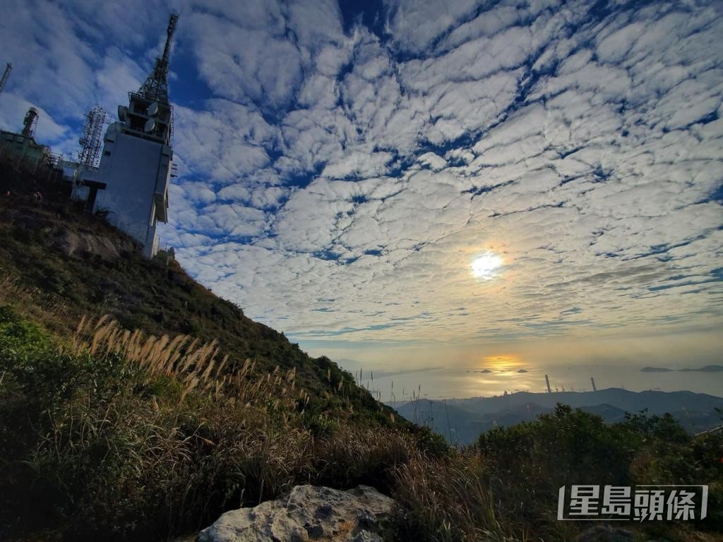 陳淑賢手術後成功登上青山，黃昏中俯視山下景色的情景，讓她至今難忘。受訪者提供