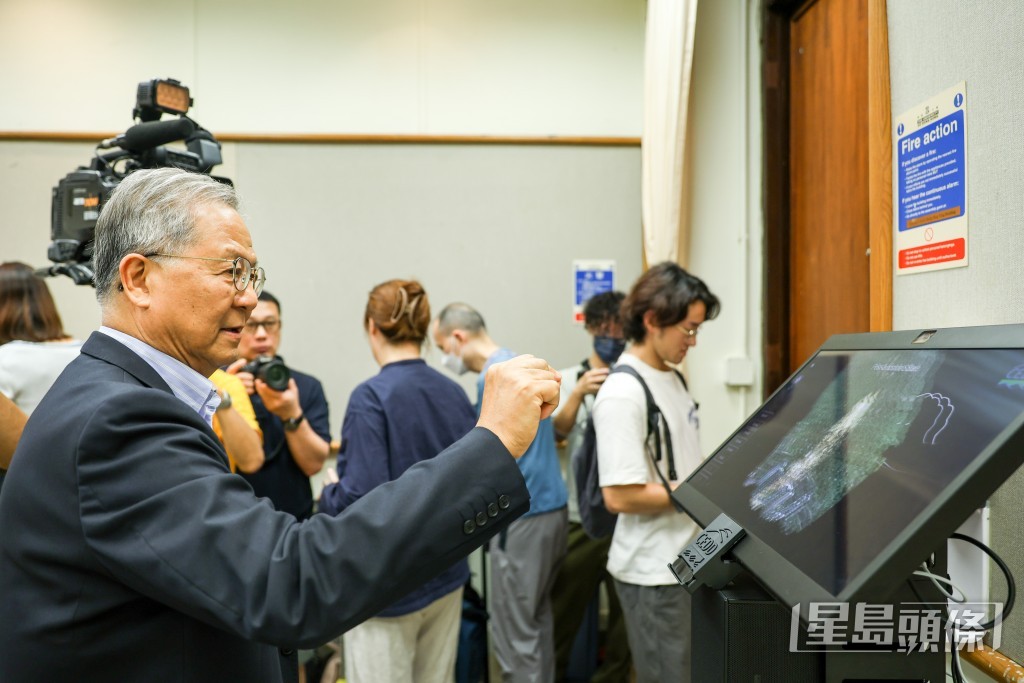 梁榮武示範使用裸眼三維立體顯示器。 梁榮武示範使用裸眼三維立體顯示器。