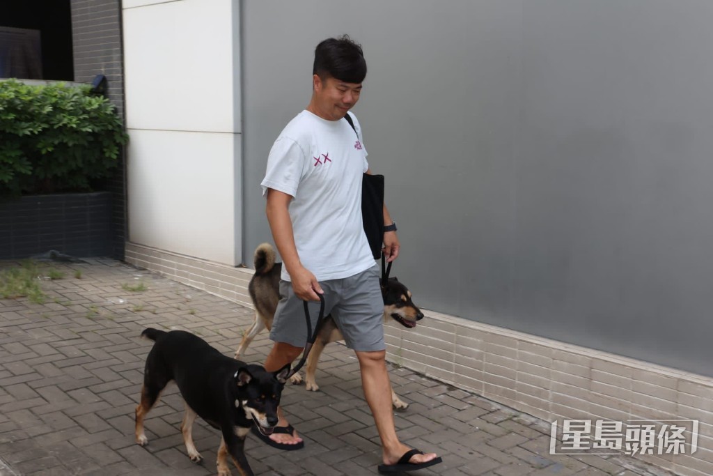 大約半小時後，「泥鯭」帶愛犬回家。