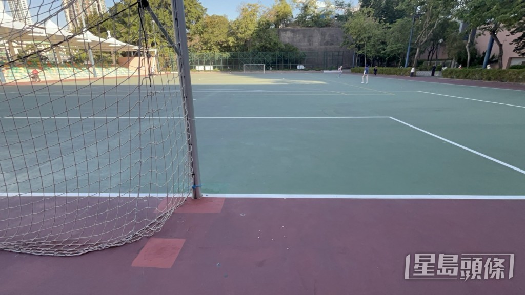 何文田公園足球隊疑有人玩氣槍擊傷晨運客。楊偉亨攝 何文田公園足球隊疑有人玩氣槍擊傷晨運客。楊偉亨攝