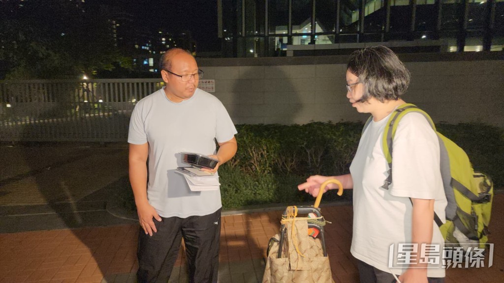 兩人見面後即閒聯數句。黎志偉攝 兩人見面後即閒聯數句。黎志偉攝