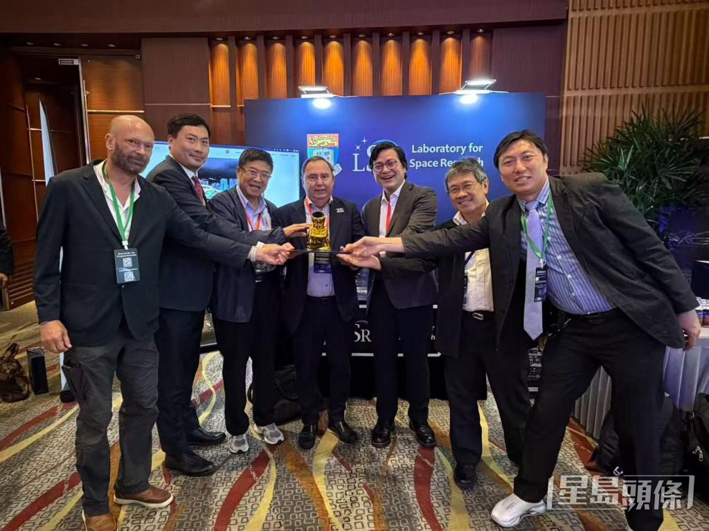 香港大学太空研究实验室与国际月球天文台协会专家团队代表,展示将登月的「ILO-C小型广视场望远镜」模型。 香港大学太空研究实验室与国际月球天文台协会专家团队代表,展示将登月的「ILO-C小型广视场望远镜」模型。