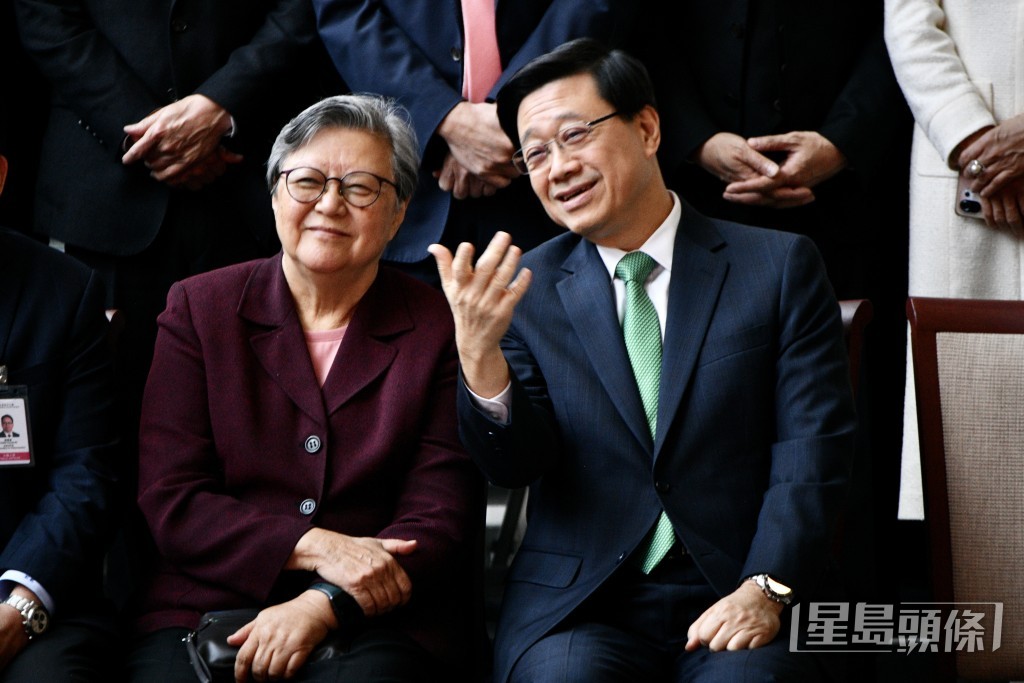 行政长官李家超（右）和前立法会主席范徐丽泰（左）。卢江球摄