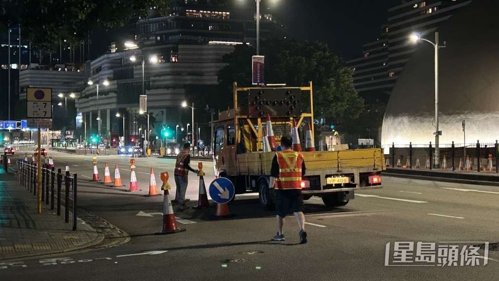 工人在梳士巴利道一帶進行封路。蔡楚輝攝