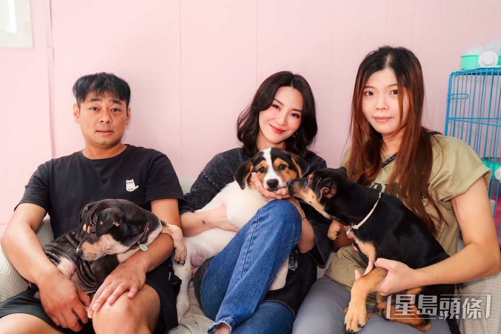 有有和米米(黑色兩姊妹)好得裕美和獨立義工Debby夫婦歡心。 有有和米米(黑色兩姊妹)好得裕美和獨立義工Debby夫婦歡心。