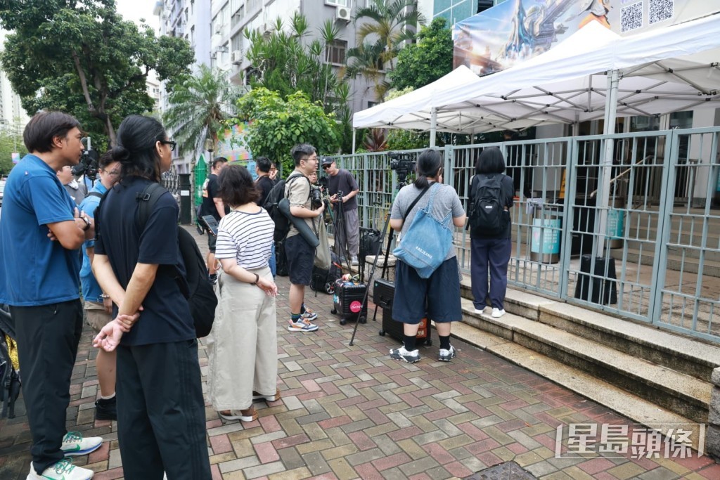 大批傳媒到場守候。