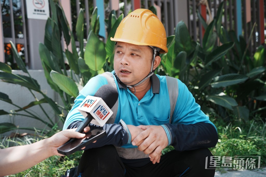 謝先生指管工不時提醒工人「多啲休息,太熱就飲水唞吓,避吓暑」。 謝先生指管工不時提醒工人「多啲休息,太熱就飲水唞吓,避吓暑」。