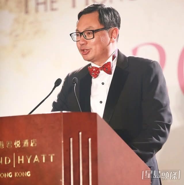 吳嵩擔任馬主協會會長時,在周年晚會演講。 吳嵩擔任馬主協會會長時,在周年晚會演講。