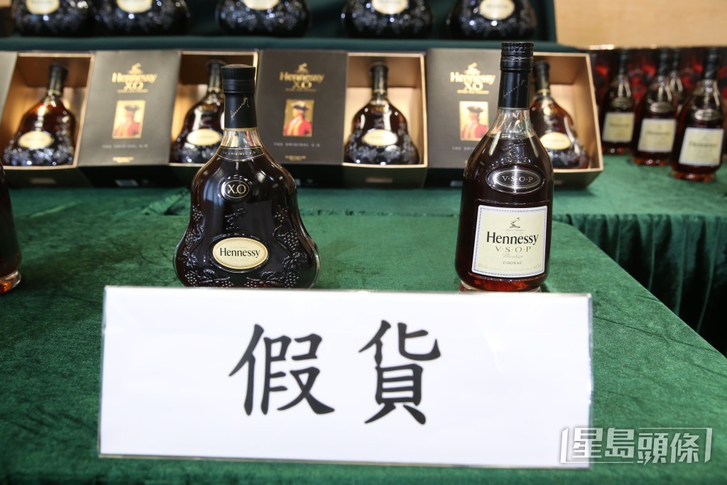 假貨樽身標記則沒有透明效果。劉漢權攝