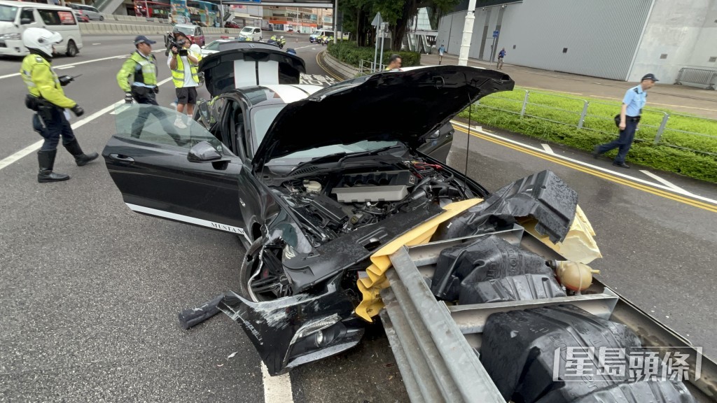 車頭嚴重損毀。