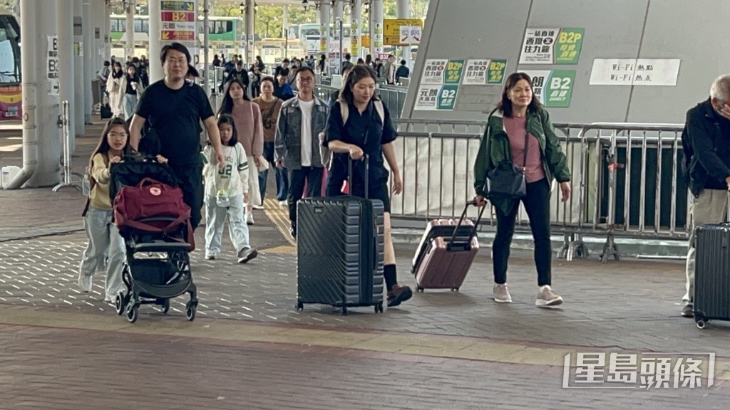 深圳灣口岸人流暢順。楊偉亨攝