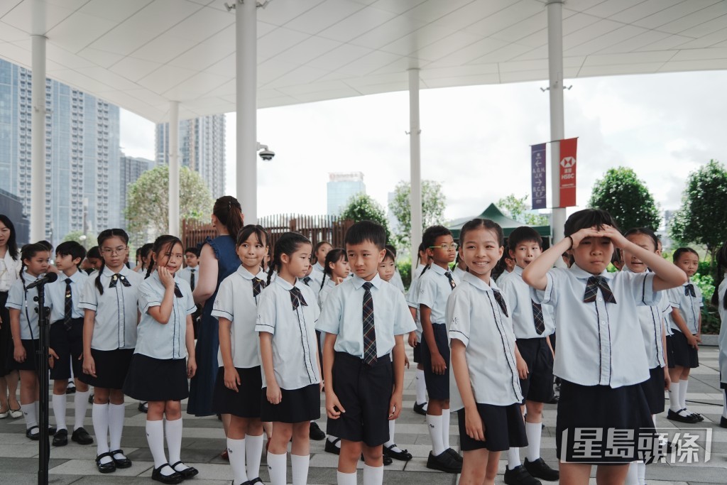 保良局林文燦英文小學學生現場獻唱國歌。 保良局林文燦英文小學學生現場獻唱國歌。