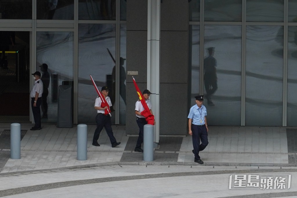 政府總部下半旗致哀。（葉偉豪攝）